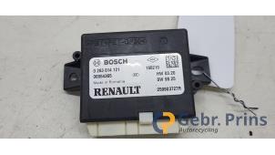 Gebruikte PDC Module Renault Captur (2R) 1.2 TCE 16V EDC Prijs € 50,00 Margeregeling aangeboden door Autorec. Gebr. Prins b.v.