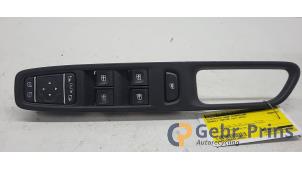 Gebruikte Ruit schakelaar elektrisch Renault Captur (2R) 1.2 TCE 16V EDC Prijs € 30,00 Margeregeling aangeboden door Autorec. Gebr. Prins b.v.