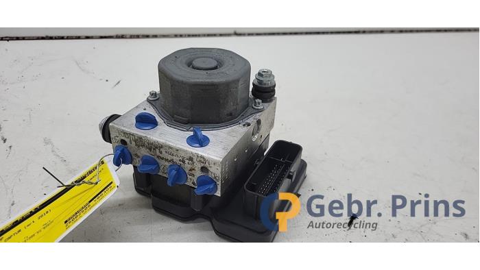 Gebruikte ABS Pomp Renault Captur I (2R) 1.2 TCE 16V EDC Prijs € 75,00 Margeregeling aangeboden door Autorec. Gebr. Prins b.v.