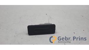 Gebruikte Achterklep Handgreep Renault Clio V (RJAB) 1.0 TCe 100 12V Prijs € 20,00 Margeregeling aangeboden door Autorec. Gebr. Prins b.v.