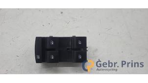 Gebruikte Schakelaar Elektrisch Raam Opel Astra K Sports Tourer 1.2 Turbo 12V Prijs € 30,00 Margeregeling aangeboden door Autorec. Gebr. Prins b.v.