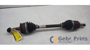 Gebruikte Aandrijfas links-voor Opel Astra K Sports Tourer 1.2 Turbo 12V Prijs € 75,00 Margeregeling aangeboden door Autorec. Gebr. Prins b.v.