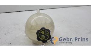 Gebruikte Expansievat Opel Astra K Sports Tourer 1.2 Turbo 12V Prijs € 25,00 Margeregeling aangeboden door Autorec. Gebr. Prins b.v.