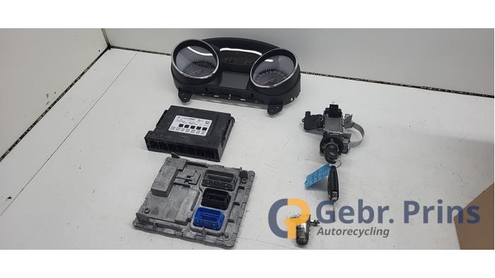 Gebruikte Kontaktslot + computer Opel Astra K Sports Tourer 1.2 Turbo 12V Prijs € 300,00 Margeregeling aangeboden door Autorec. Gebr. Prins b.v.