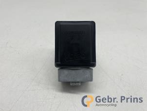 Gebruikte Elektronisch kontaktslot Renault Clio IV Estate/Grandtour (7R) 1.5 Energy dCi 90 FAP Prijs € 35,00 Margeregeling aangeboden door Autorec. Gebr. Prins b.v.
