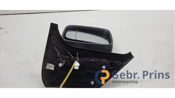 Buitenspiegel links van een Opel Vivaro 1.6 CDTI BiTurbo 120 2015