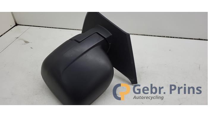 Buitenspiegel links van een Opel Vivaro 1.6 CDTI BiTurbo 120 2015