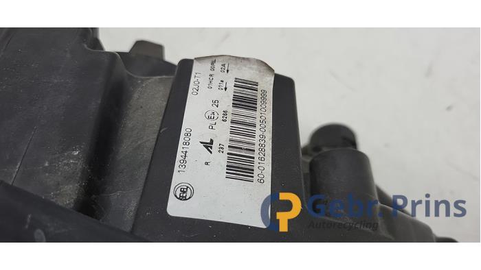 Koplamp rechts van een Citroën Jumper (U9) 2.2 Blue HDi 165 2020