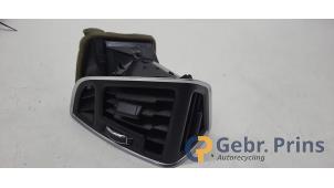 Gebruikte Luchtrooster Dashboard Ford C-Max (DXA) 1.0 Ti-VCT EcoBoost 12V 125 Prijs € 15,00 Margeregeling aangeboden door Autorec. Gebr. Prins b.v.