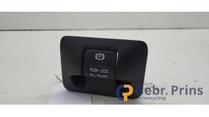 Gebruikte Schakelaar handrem Volvo V60 I (FW/GW) 2.0 T5 16V Prijs € 15,00 Margeregeling aangeboden door Autorec. Gebr. Prins b.v.