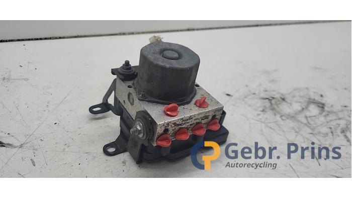 Gebruikte ABS Pomp Renault Twingo III (AH) 1.0 SCe 70 12V Prijs € 100,00 Margeregeling aangeboden door Autorec. Gebr. Prins b.v.