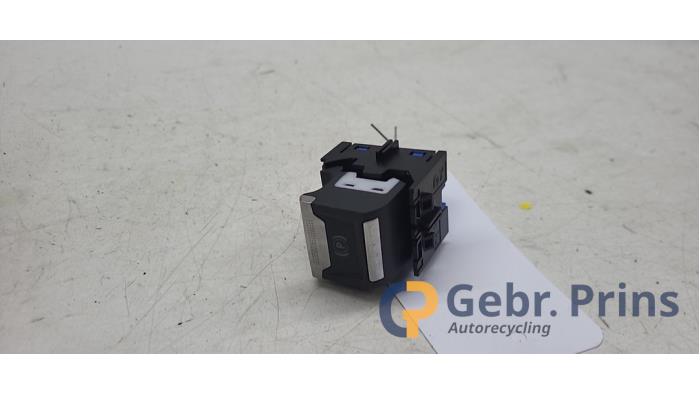 Gebruikte Handrem schakelaar Peugeot 308 SW (F4/FC/FN/FR) 1.2 12V PureTech 130 Prijs € 15,00 Margeregeling aangeboden door Autorec. Gebr. Prins b.v.