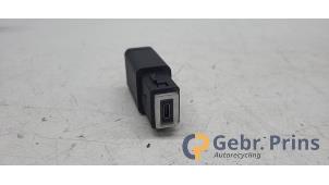 Gebruikte AUX/USB aansluiting Peugeot 308 SW (F4/FC/FN/FR) 1.2 12V PureTech 130 Prijs € 20,00 Margeregeling aangeboden door Autorec. Gebr. Prins b.v.