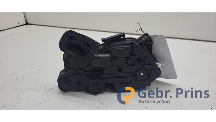 Deurslot Mechaniek 4Deurs links-voor van een Volkswagen Polo V (6R) 1.4 16V 2010