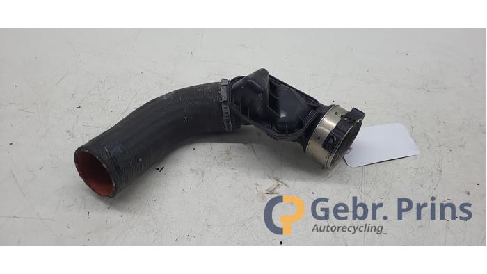 Gebruikte Intercooler Buis Volvo XC60 II (UZ) 2.0 T6 16V Plug-in Hybrid AWD Prijs € 35,00 Margeregeling aangeboden door Autorec. Gebr. Prins b.v.