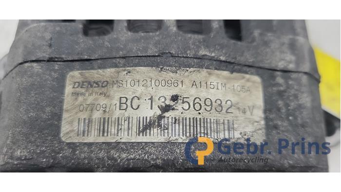 Alternator van een Opel Corsa D 1.3 CDTi 16V ecoFLEX 2009