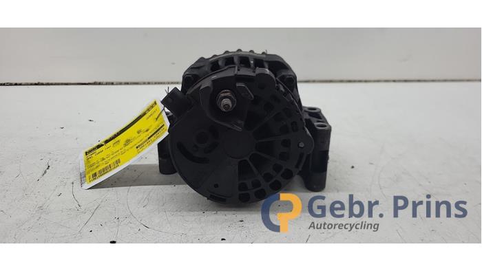 Alternator van een Opel Corsa D 1.3 CDTi 16V ecoFLEX 2009
