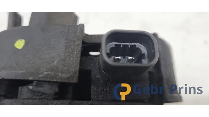 Alternator van een Opel Corsa D 1.3 CDTi 16V ecoFLEX 2009