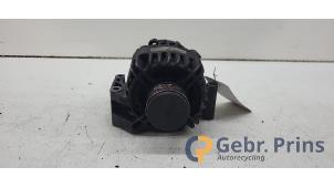 Alternator van een Opel Corsa D 1.3 CDTi 16V ecoFLEX 2009