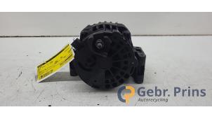 Alternator van een Opel Corsa D 1.3 CDTi 16V ecoFLEX 2009