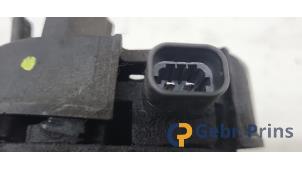 Alternator van een Opel Corsa D 1.3 CDTi 16V ecoFLEX 2009