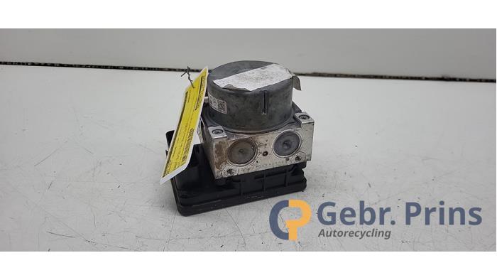Gebruikte ABS Pomp Renault Megane IV Estate (RFBK) 1.5 Energy dCi 110 Prijs € 100,00 Margeregeling aangeboden door Autorec. Gebr. Prins b.v.