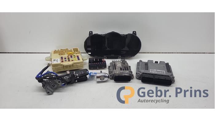 Gebruikte Kontaktslot + computer Kia Sorento II (XM) 2.2 CRDi 16V VGT 4x2 Prijs € 200,00 Margeregeling aangeboden door Autorec. Gebr. Prins b.v.