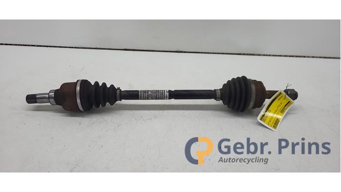 Gebruikte Aandrijfas links-voor Peugeot 208 I (CA/CC/CK/CL) 1.2 Vti 12V PureTech 82 Prijs € 40,00 Margeregeling aangeboden door Autorec. Gebr. Prins b.v.