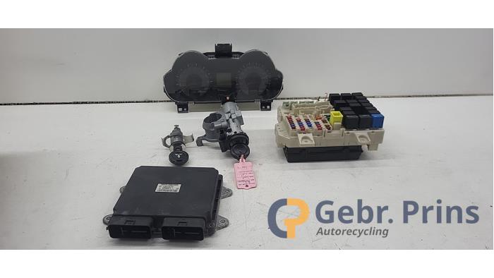 Gebruikte Contactslot + computer Mitsubishi Colt (Z2/Z3) 1.1 12V Prijs € 100,00 Margeregeling aangeboden door Autorec. Gebr. Prins b.v.