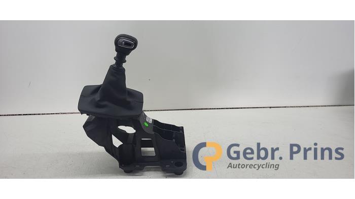 Gebruikte Versnellingspook Peugeot 2008 (UD/UK/UR/US/UX) 1.2 VTi 12V PureTech 130 Prijs € 75,00 Margeregeling aangeboden door Autorec. Gebr. Prins b.v.