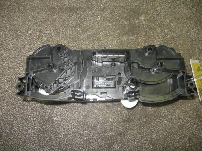 Kachel Bedieningspaneel van een Mitsubishi Colt 1.3 16V 2010