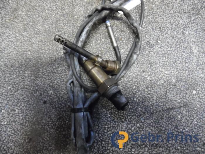 Lambda Sonde van een Volkswagen Transporter T5 2.0 TDI DRF 2012