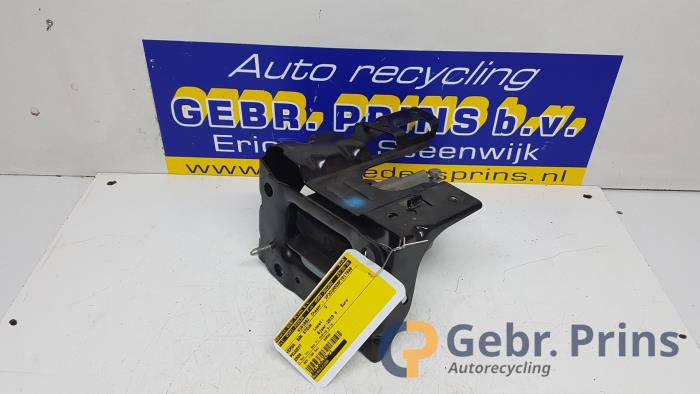 Gebruikte Versnellingsbak Steun Peugeot 2008 (CU) 1.2 Vti 12V PureTech 82 Prijs € 30,00 Margeregeling aangeboden door Autorec. Gebr. Prins b.v.