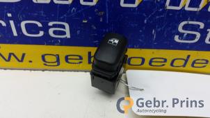 Gebruikte Schakelaar Elektrisch Raam Hyundai Santafe Prijs € 10,00 Margeregeling aangeboden door Autorec. Gebr. Prins b.v.