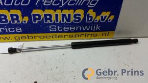 Gebruikte Kofferdekseldemper links-achter Renault Clio III (BR/CR) 2.0 16V Renault Sport Prijs € 10,00 Margeregeling aangeboden door Autorec. Gebr. Prins b.v.