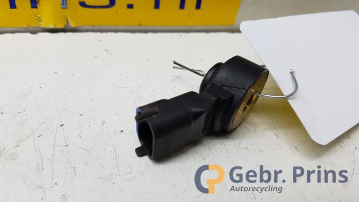 Pingelsensor van een Peugeot 107 1.0 12V 2011