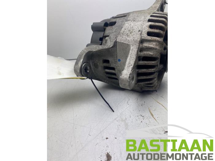 Dynamo van een Nissan Micra (K12) 1.2 16V 2003