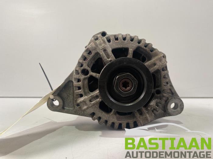 Dynamo van een Nissan Micra (K12) 1.2 16V 2003