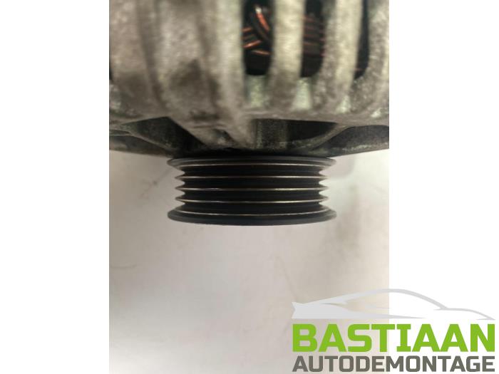 Dynamo van een Nissan Micra (K12) 1.2 16V 2003