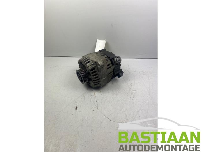 Dynamo van een Nissan Micra (K12) 1.2 16V 2003