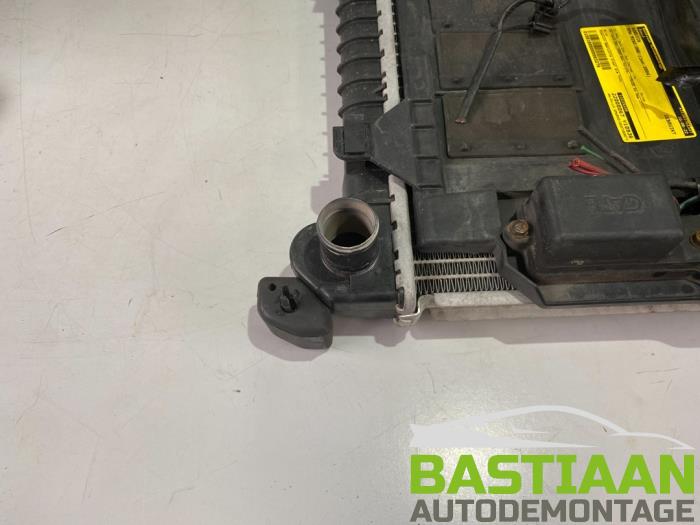 Radiateur van een MINI Mini One/Cooper (R50) 1.6 16V One 2004