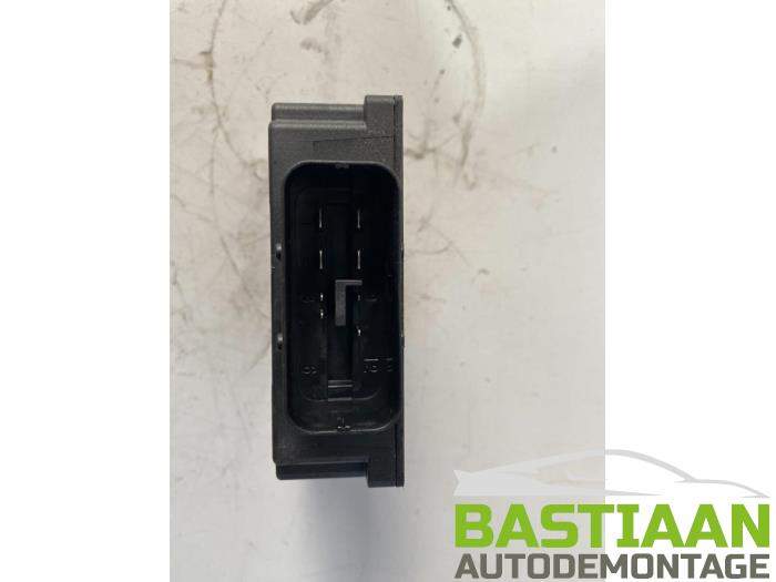 Central electronic module van een Volkswagen Polo V (6R) 1.2 TDI 12V BlueMotion 2012