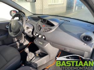 Gebruikte Airbag set + dashboard Renault Twingo II (CN) 1.2 16V Prijs € 399,99 Margeregeling aangeboden door Bastiaan Autodemontage