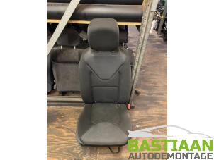 Gebruikte Stoel rechts Renault Clio IV (5R) 0.9 Energy TCE 90 12V Prijs € 104,00 Margeregeling aangeboden door Bastiaan Autodemontage
