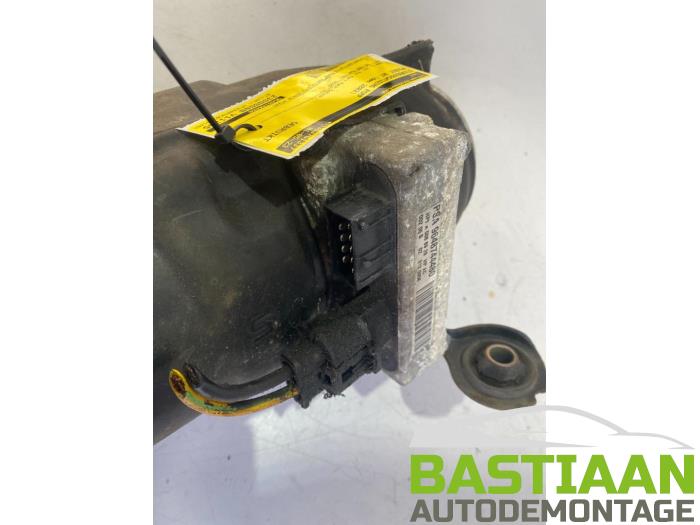 Stuurbekrachtiging Pomp van een Peugeot 307 SW (3H) 2.0 16V 2002