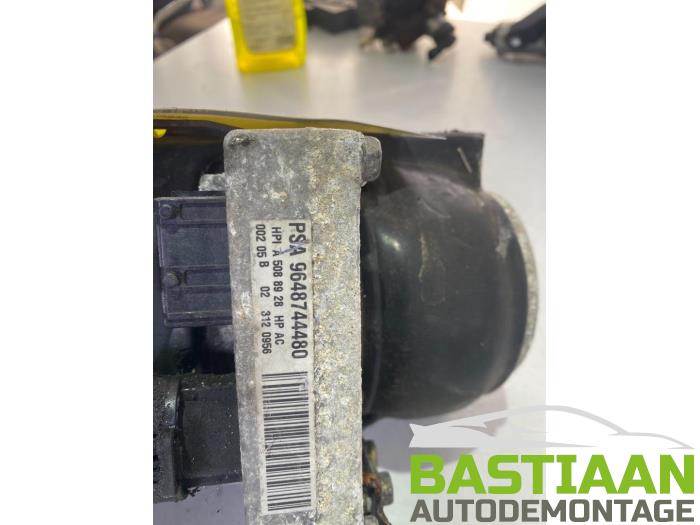 Stuurbekrachtiging Pomp van een Peugeot 307 SW (3H) 2.0 16V 2002