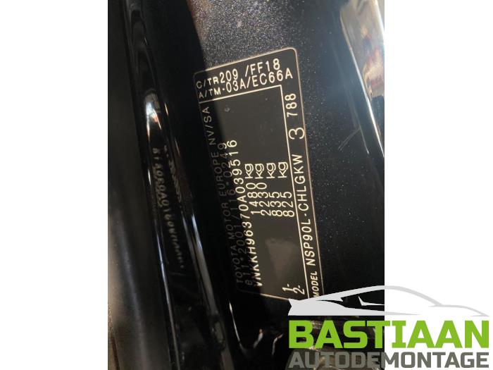 Motorkap van een Toyota Yaris II (P9) 1.33 16V Dual VVT-I 2012