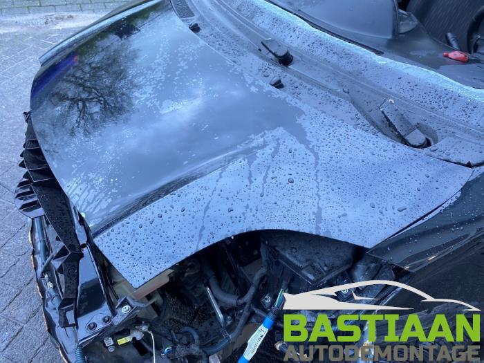 Motorkap van een Toyota Yaris II (P9) 1.33 16V Dual VVT-I 2012