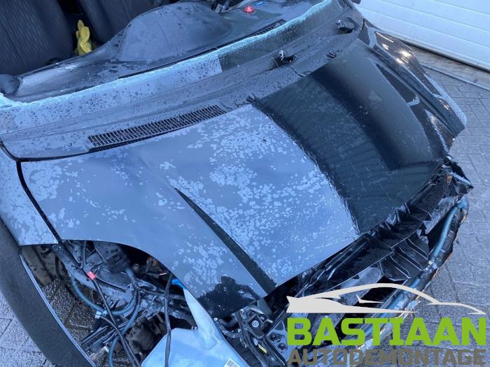 Motorkap van een Toyota Yaris II (P9) 1.33 16V Dual VVT-I 2012