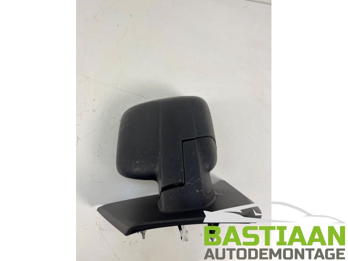 Buitenspiegel links van een Opel Vivaro 1.6 CDTi BiTurbo 125 2017